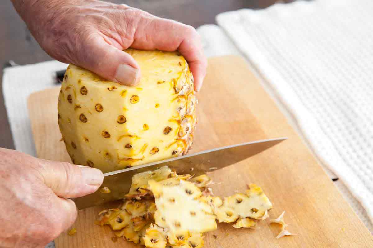 những mẹo bổ dứa dễ dàng và không mất nhiều thời gian