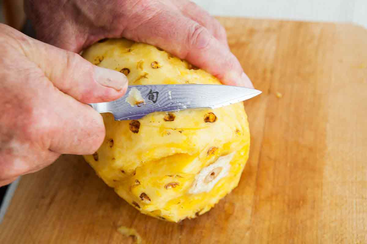 những mẹo bổ dứa dễ dàng và không mất nhiều thời gian