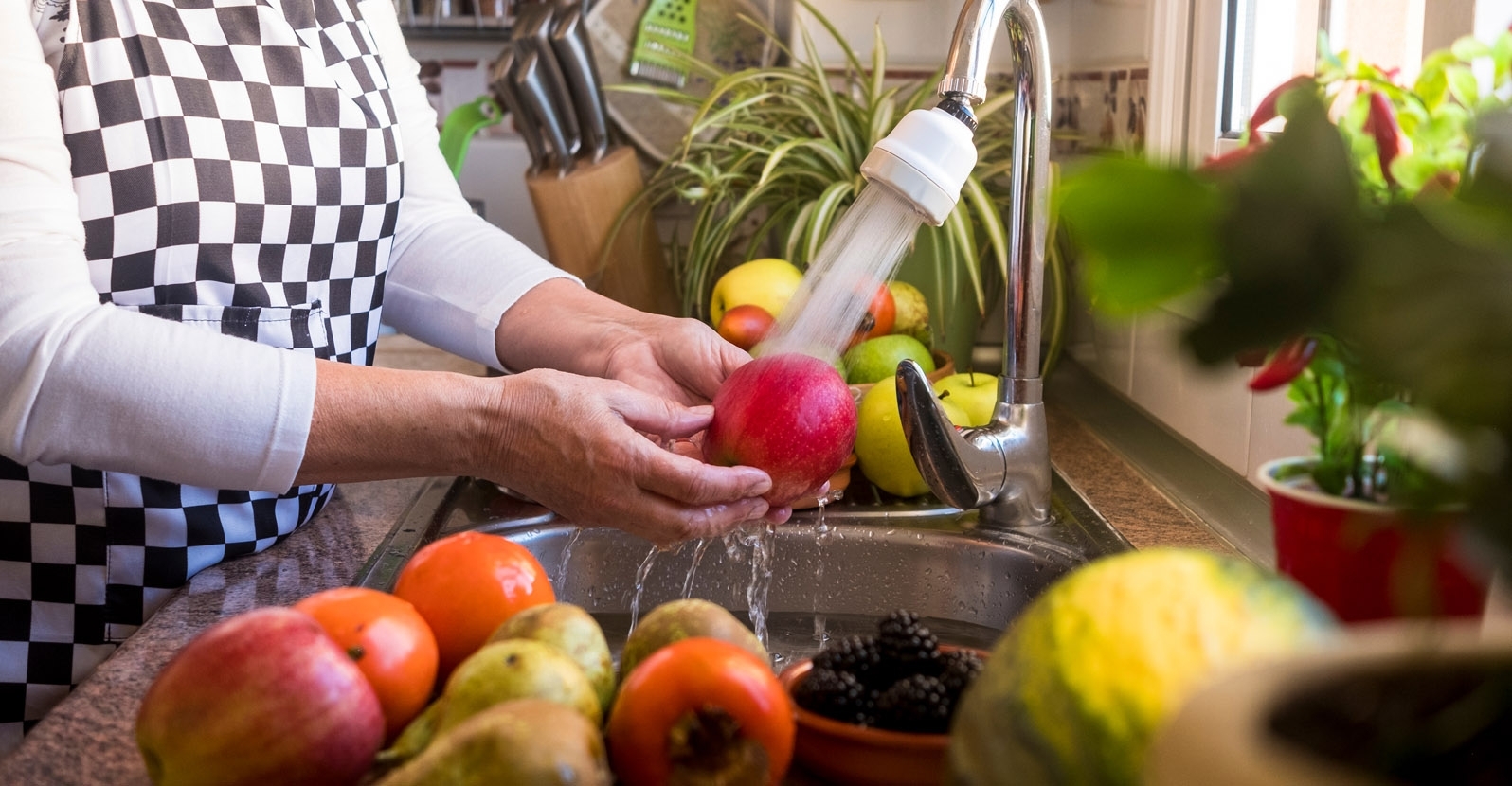 làm nước detox giải nhiệt