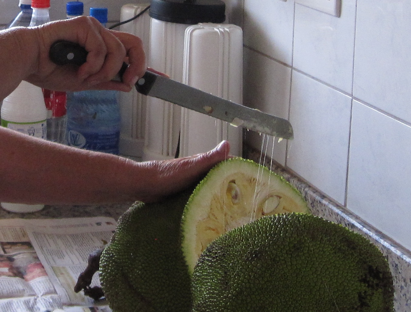 mẹo tẩy sạch nhựa mít trên dao và tay