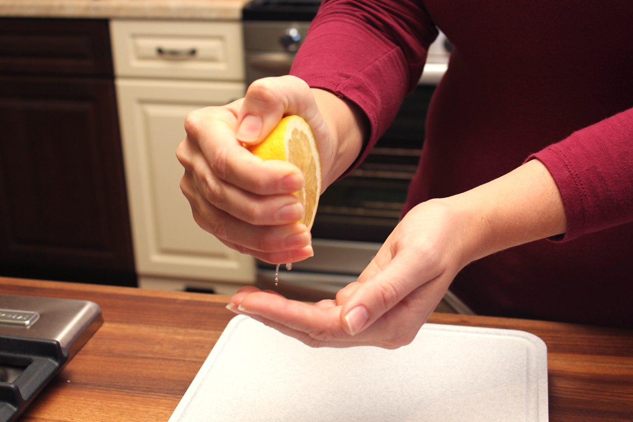 mẹo tẩy sạch nhựa mít trên dao và tay