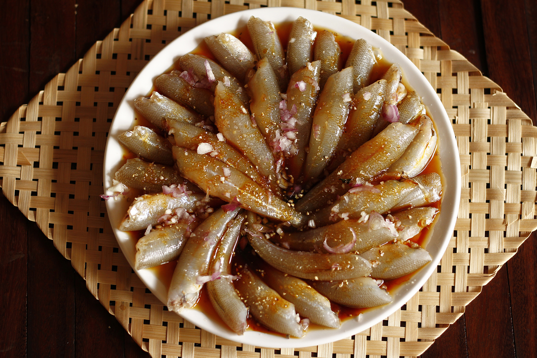 cách kho cá bống tỉ mỉ, đẹp mắt