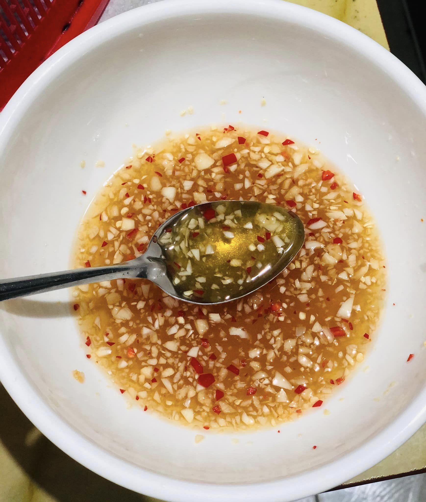 cách làm gỏi gà rau răm