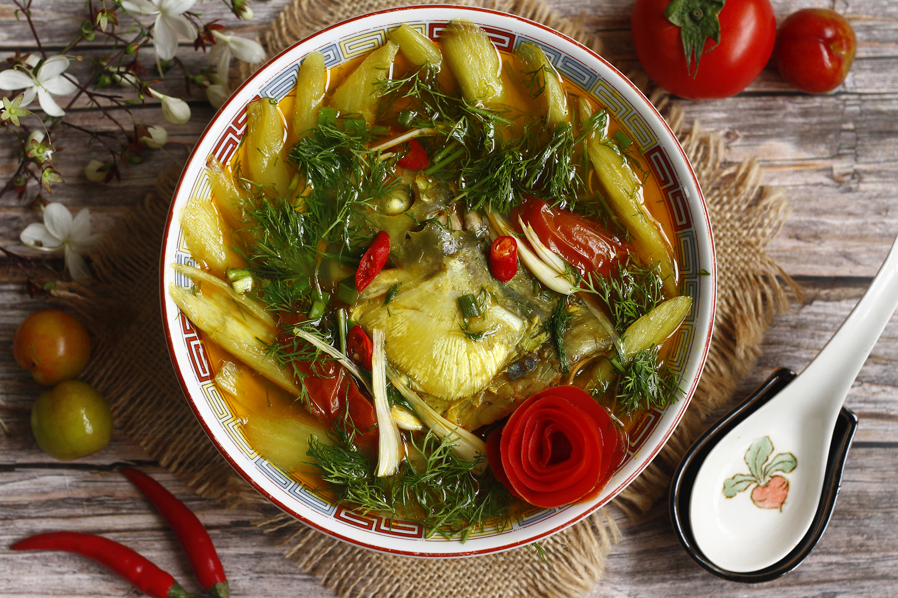 có nên rán cá trước khi nấu canh không