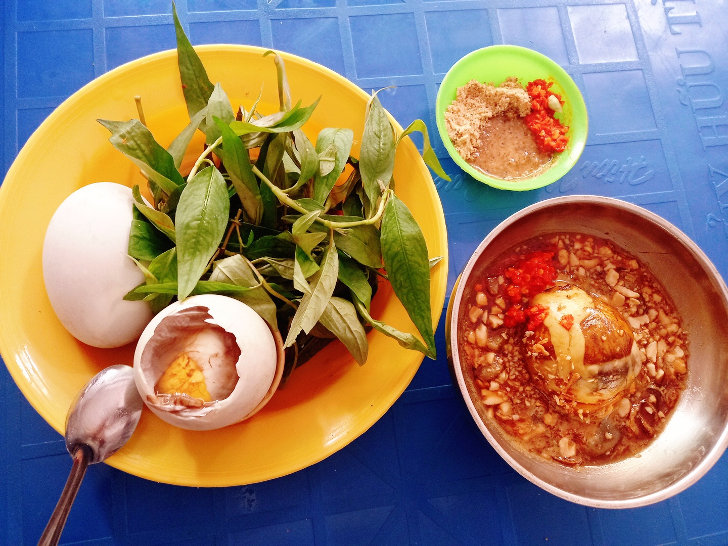 trứng vịt lộn bao nhiêu calo