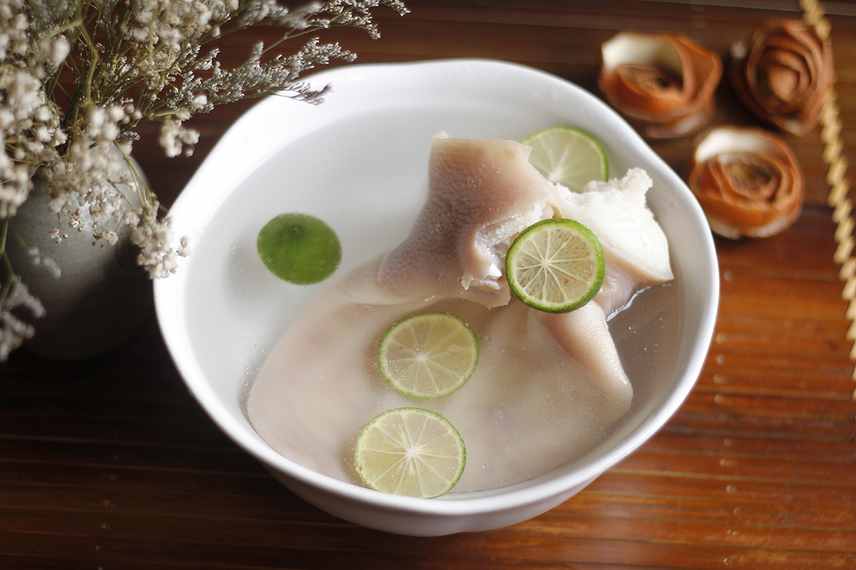 mẹo luộc tai heo trắng giòn không hôi
