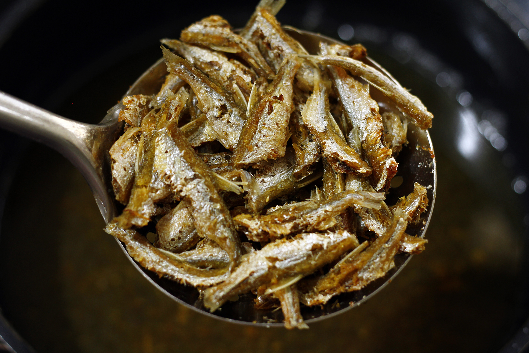 Cách làm món cá chiên giòn cuốn lá lốt