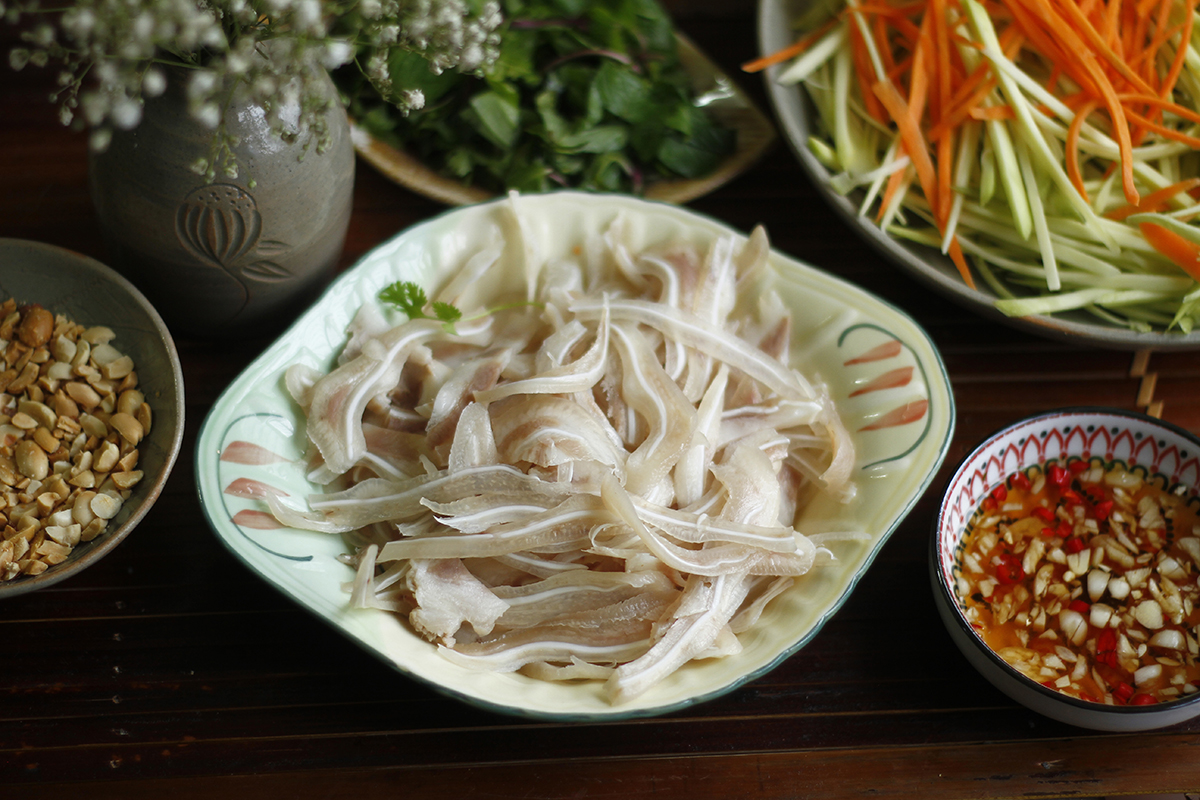 mẹo luộc tai heo trắng giòn không hôi