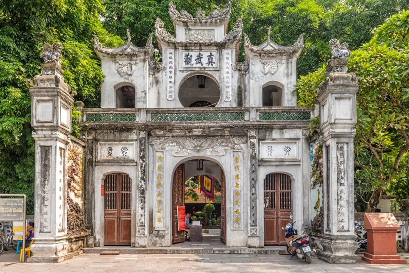 những ngôi đền nổi tiếng linh thiêng ở Hà Nội