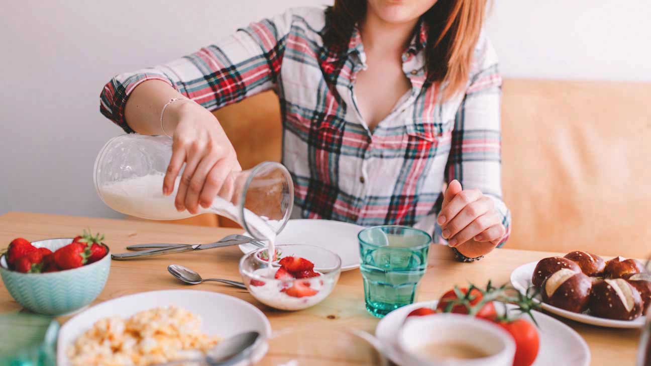 uống sữa vào bữa phụ 