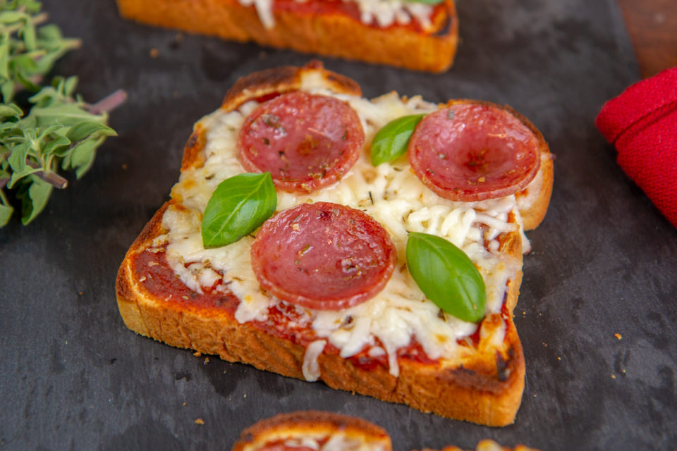 làm pizza bằng lò vi sóng