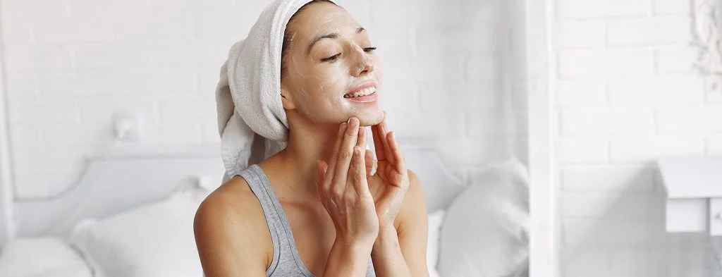 đắp mặt nạ lòng trắng trứng gà