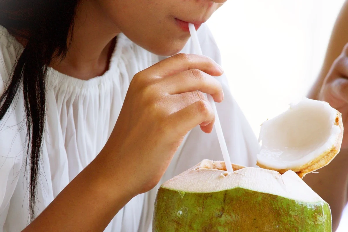 đau dạ dày uống nước dừa được không