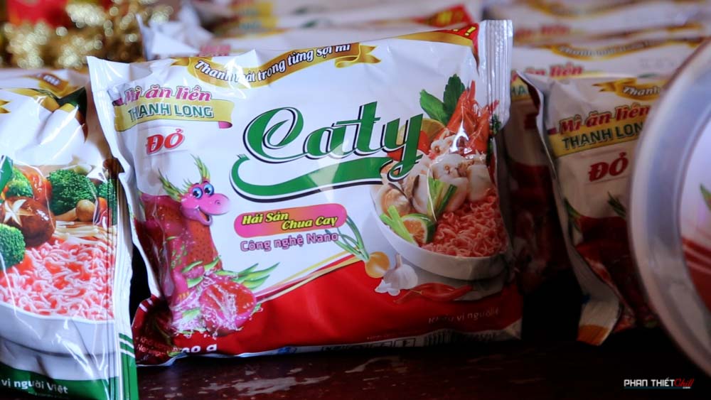 Nhắc đến mì tôm thanh long, ai dùng tiktok chắc hẳn cũng sẽ nhớ ngay ra bài hát đang xâm chiếm tiktok những ngày gần đây. Tuy nhiên, trên trang tiktok của thương hiệu lại chưa có một bài viết cụ thể nào giới thiệu về sản phẩm cũng như hương vị khiến nhiều người tò mò. Để Lorca Việt Nam review mì tôm thanh long cho bạn nhé!