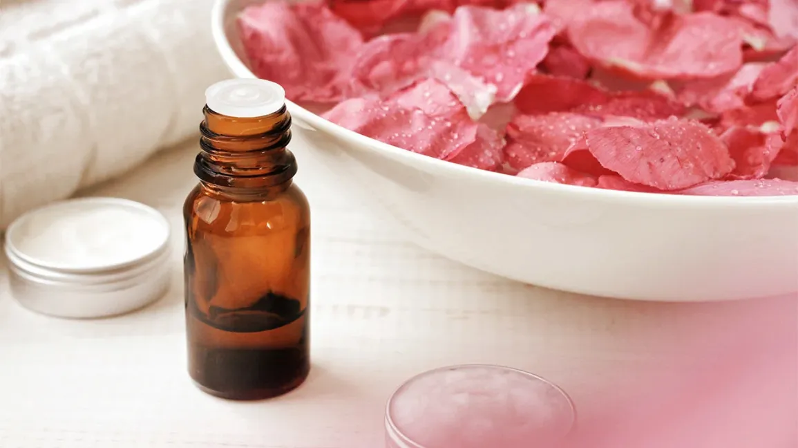 Sử dụng nước hoa hồng