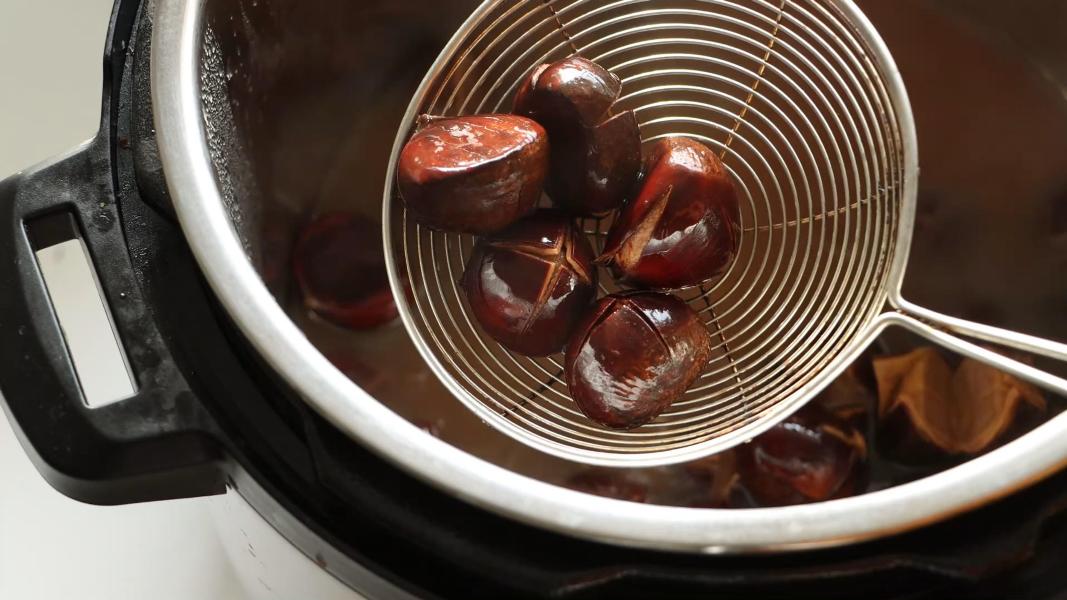 cách luộc hạt dẻ tách vỏ