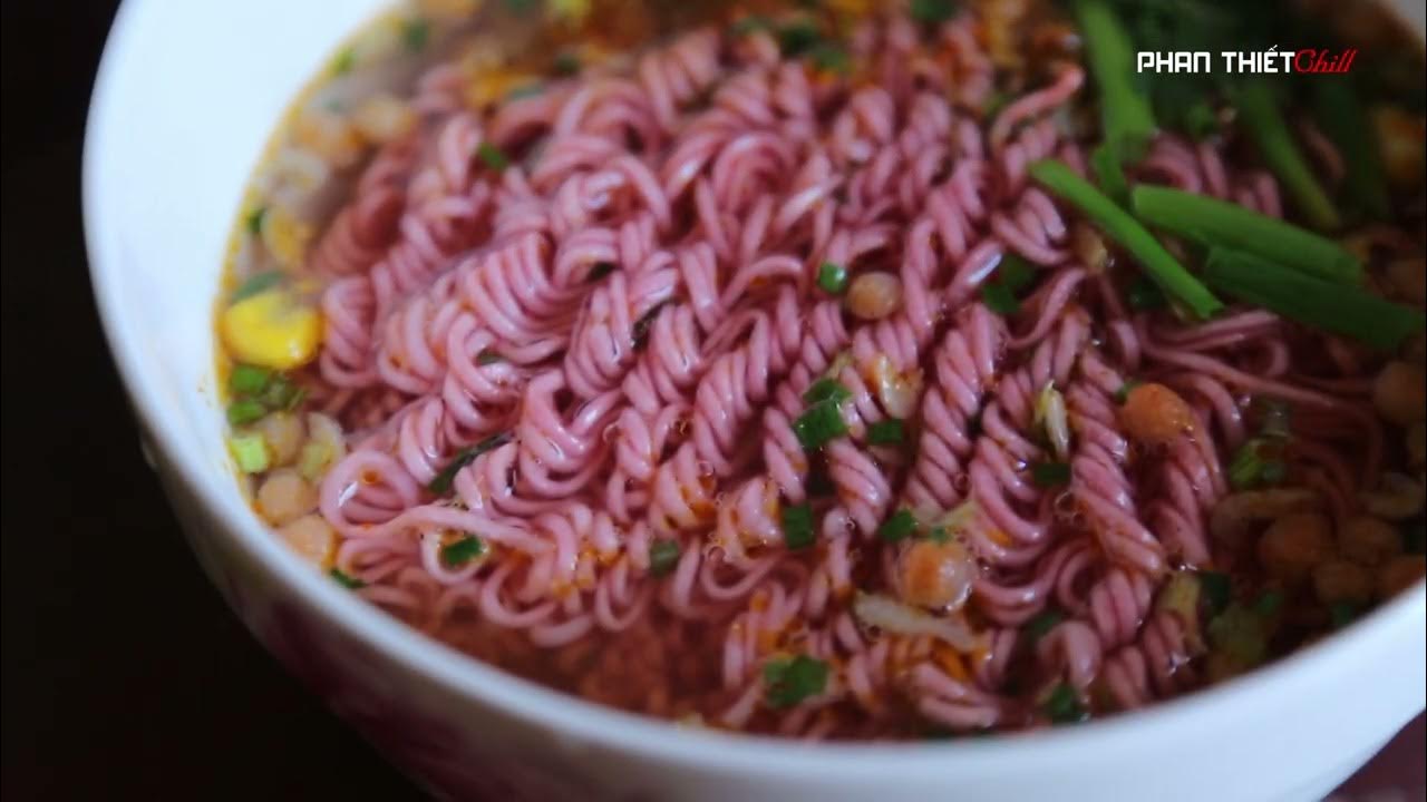 Nhắc đến mì tôm thanh long, ai dùng tiktok chắc hẳn cũng sẽ nhớ ngay ra bài hát đang xâm chiếm tiktok những ngày gần đây. Tuy nhiên, trên trang tiktok của thương hiệu lại chưa có một bài viết cụ thể nào giới thiệu về sản phẩm cũng như hương vị khiến nhiều người tò mò. Để Lorca Việt Nam review mì tôm thanh long cho bạn nhé!