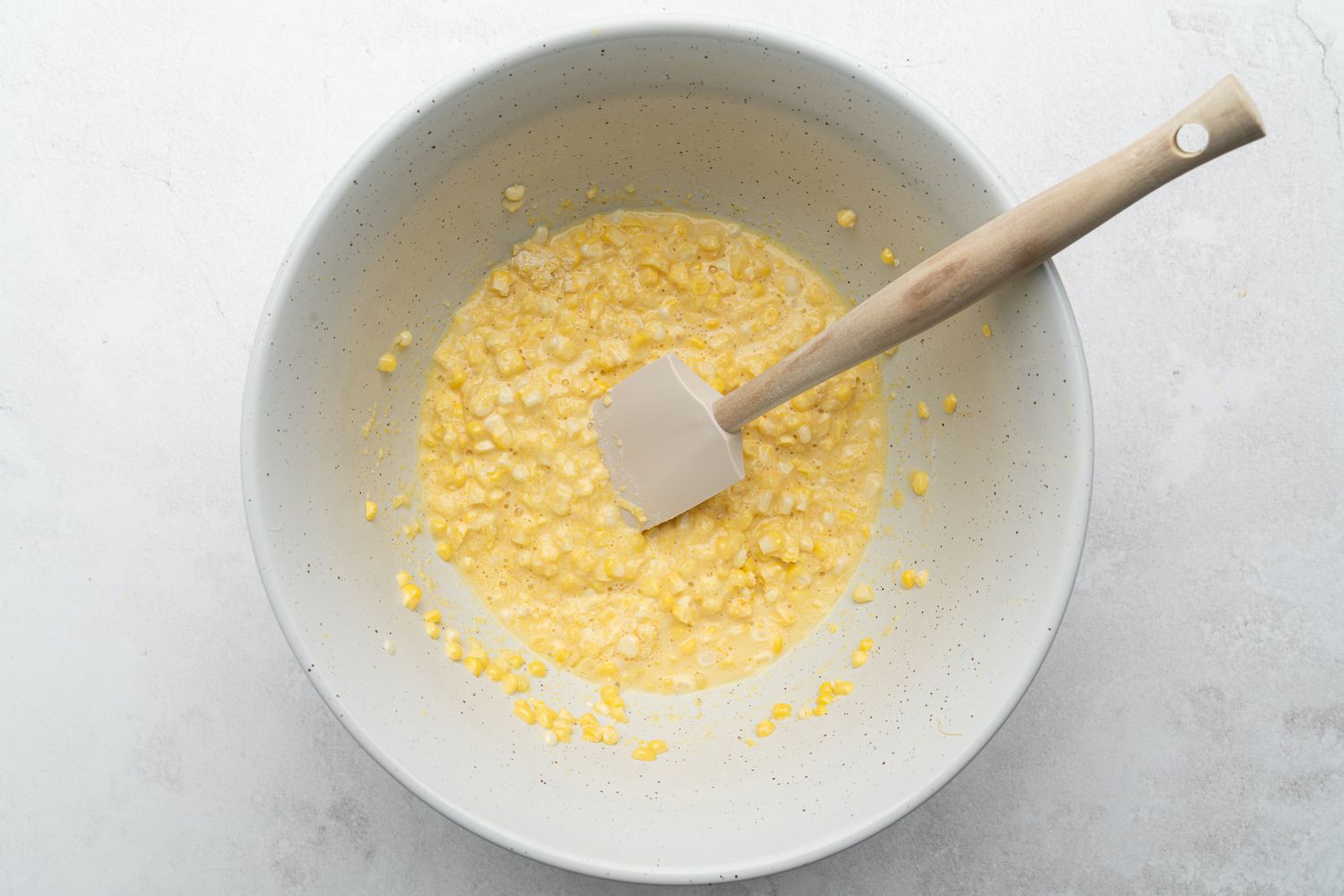 Trộn hỗn hợp bột bánh