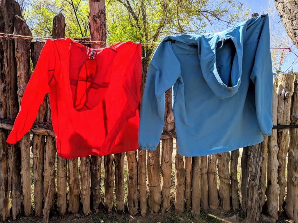 Treo áo trong phòng tắm