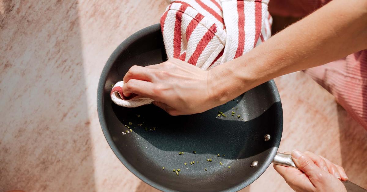 làm sạch chảo chống dính bị cháy