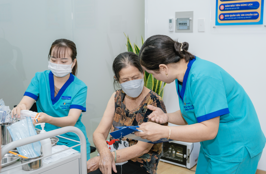 người lớn có cần tiêm vắc xin bạch hầu