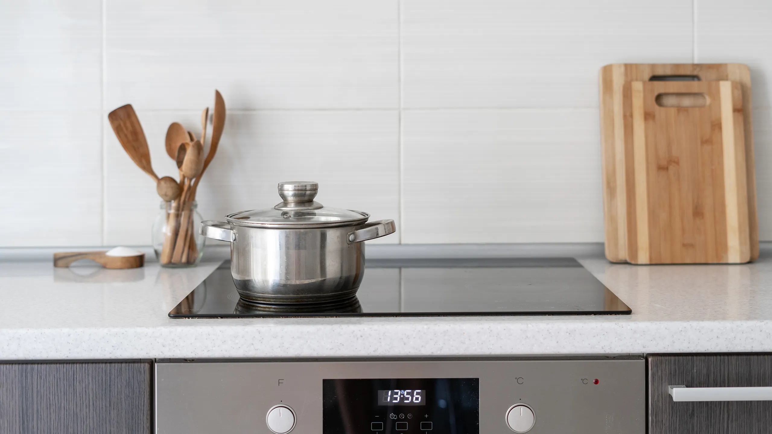 Bếp từ để quên nồi có tự tắt không