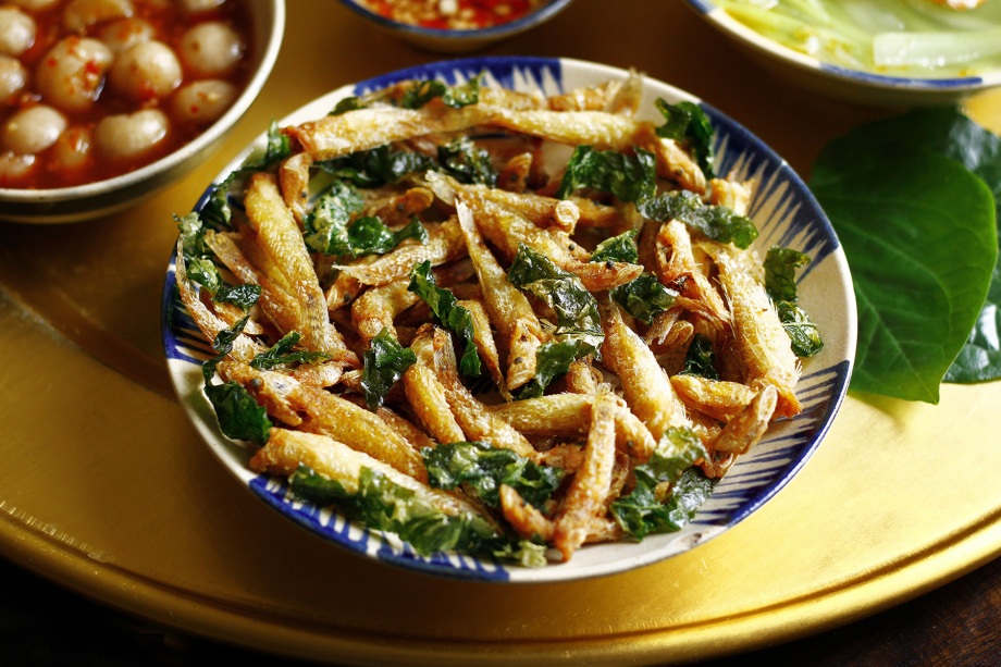 cách làm cá bống chiên lá lốt