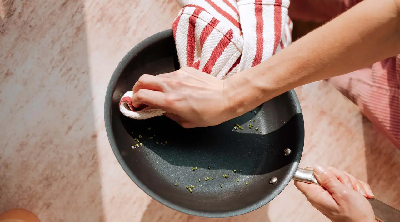 rửa chảo chống dính ngay sau khi nấu