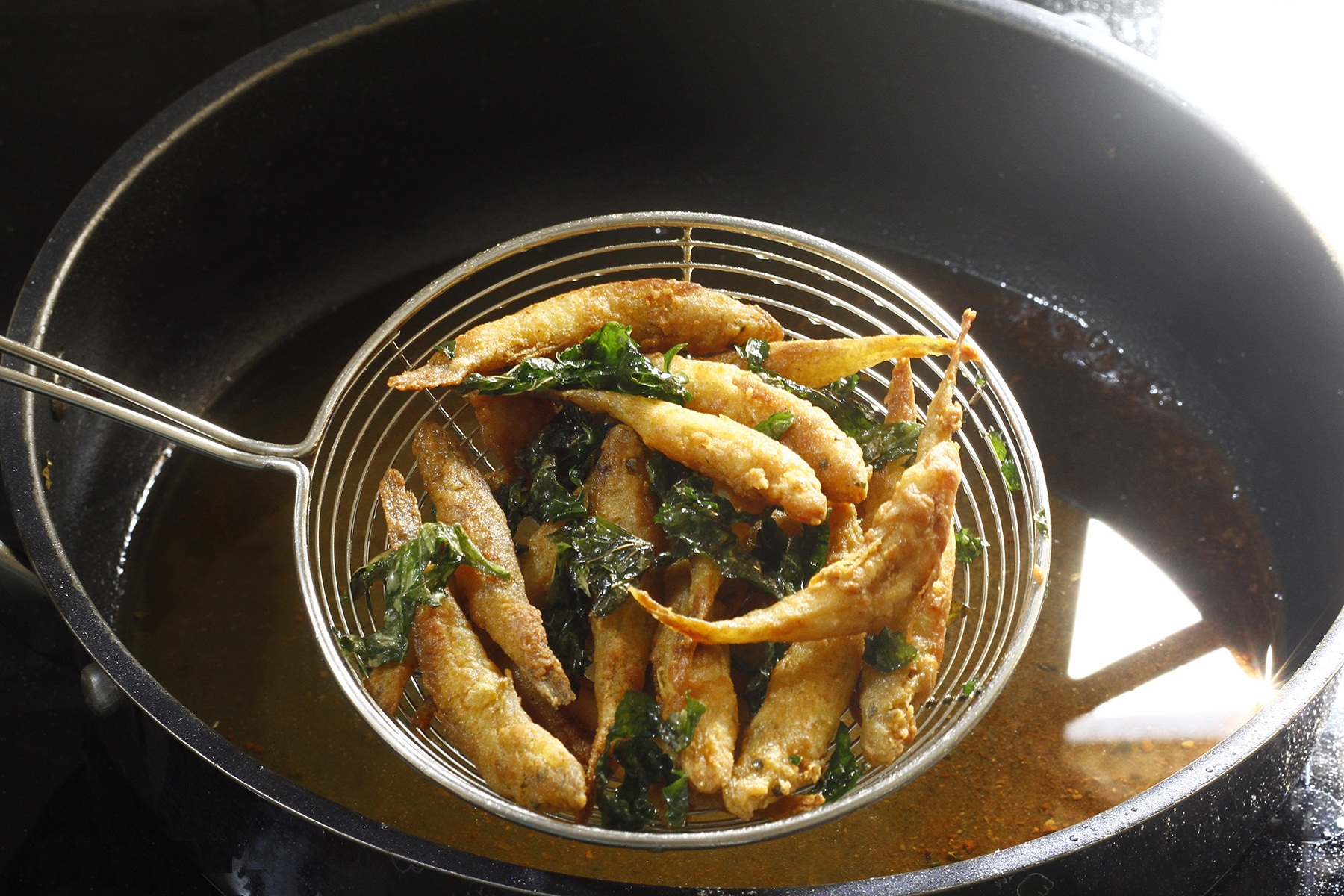 cách làm cá bống chiên lá lốt