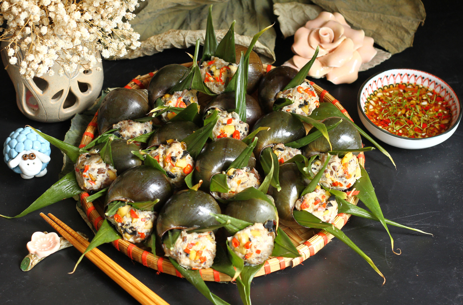 cách làm chả ốc hấp lá gừng