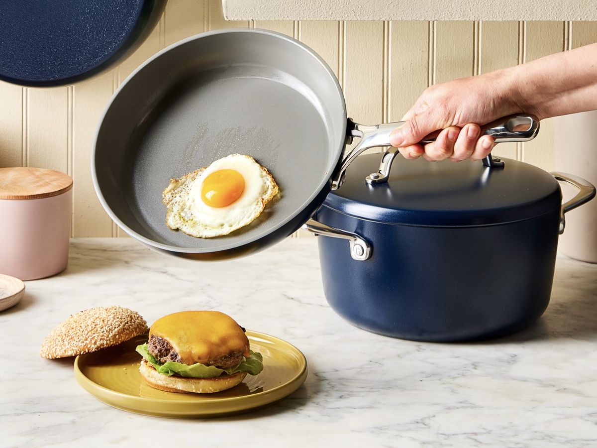 rửa chảo chống dính ngay sau khi nấu