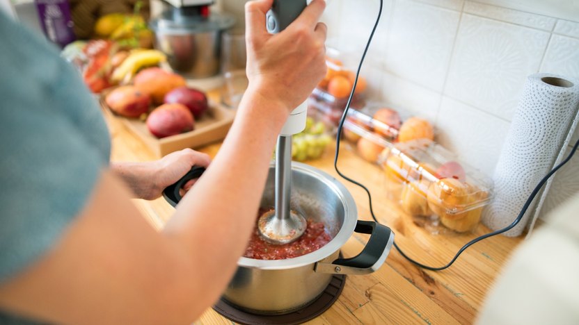 xay thịt bằng máy xay cầm tay