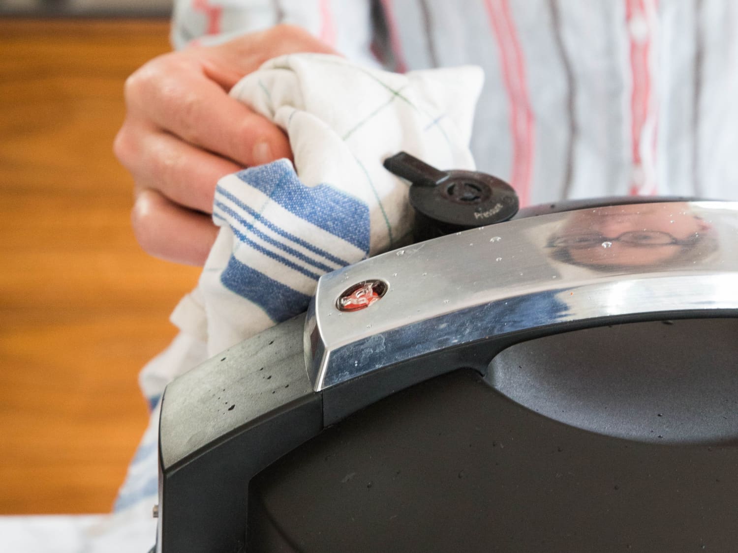 cách xả van nồi áp suất