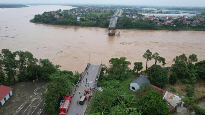 sập cầu Phong Châu