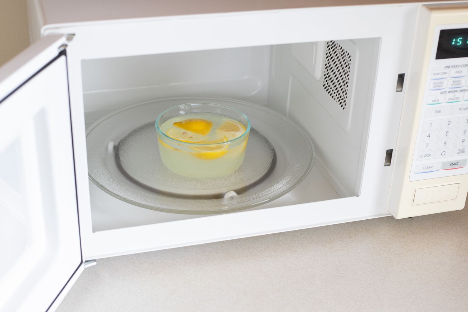 mẹo làm sạch lò vi sóng bị cháy