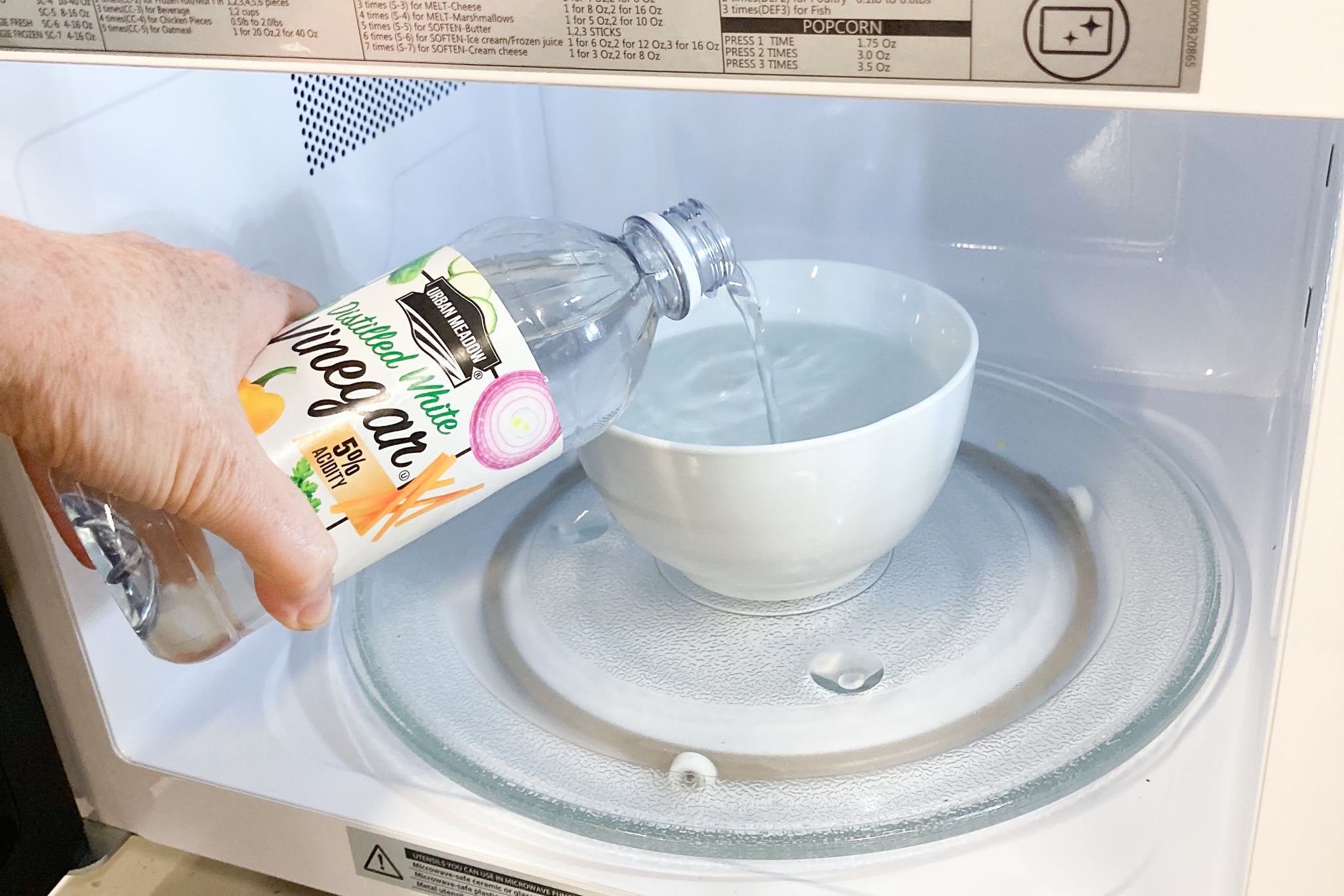 mẹo làm sạch lò vi sóng bị cháy