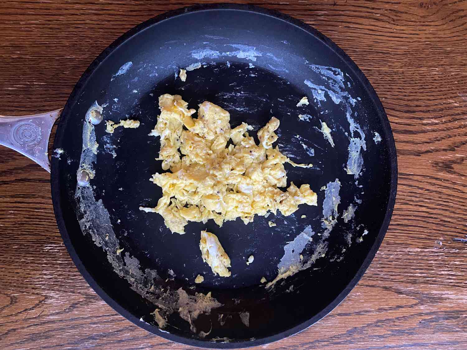 Chảo chống dính bị xước có dùng được nữa không