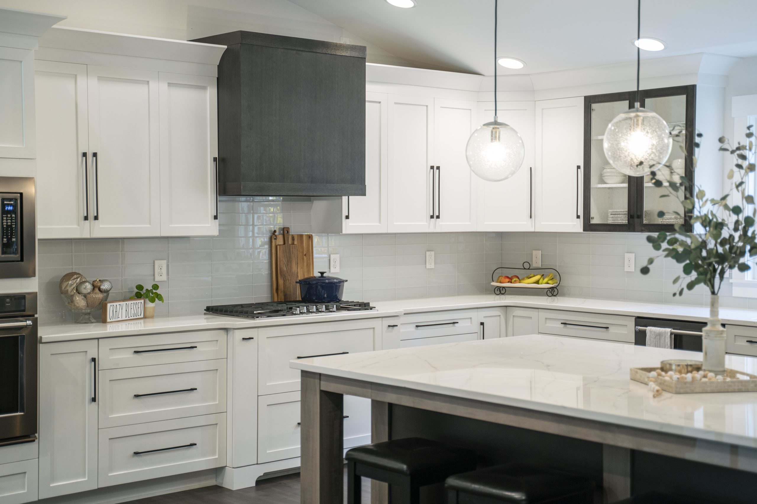 so sánh máy hút mùi kính cong và âm tủ