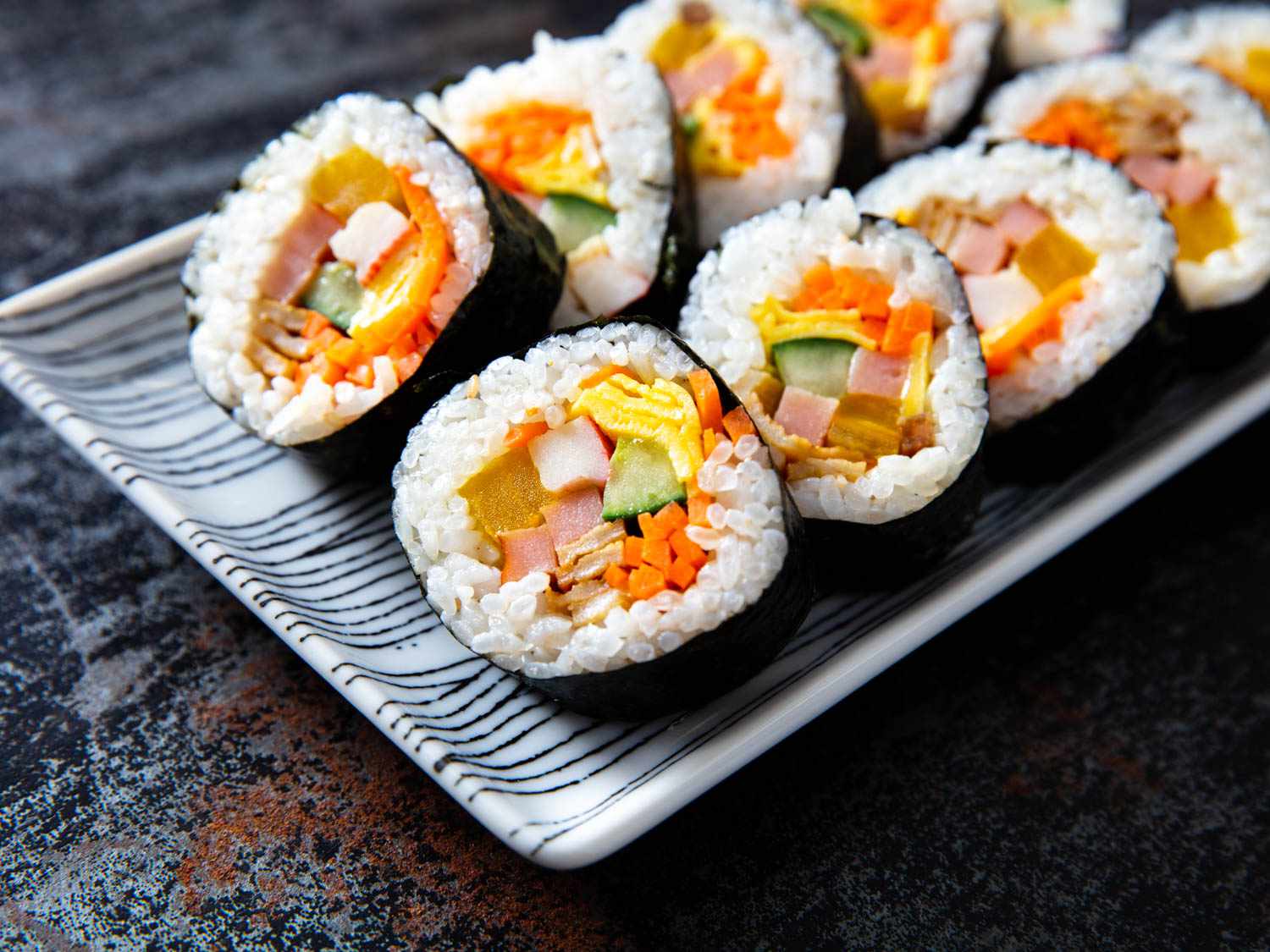cách làm cơm cuộn rong biển ngon