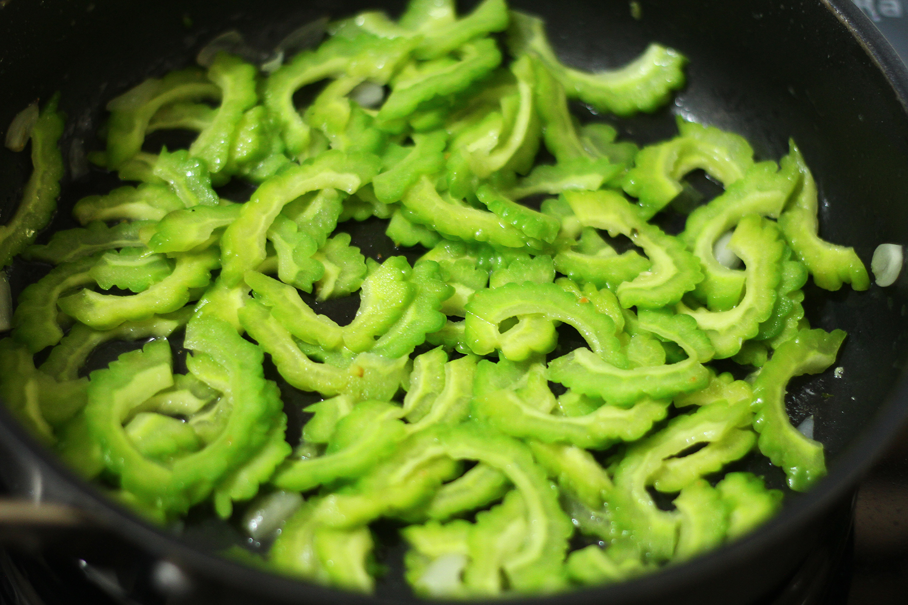 Cách xào mướp đắng với trứng