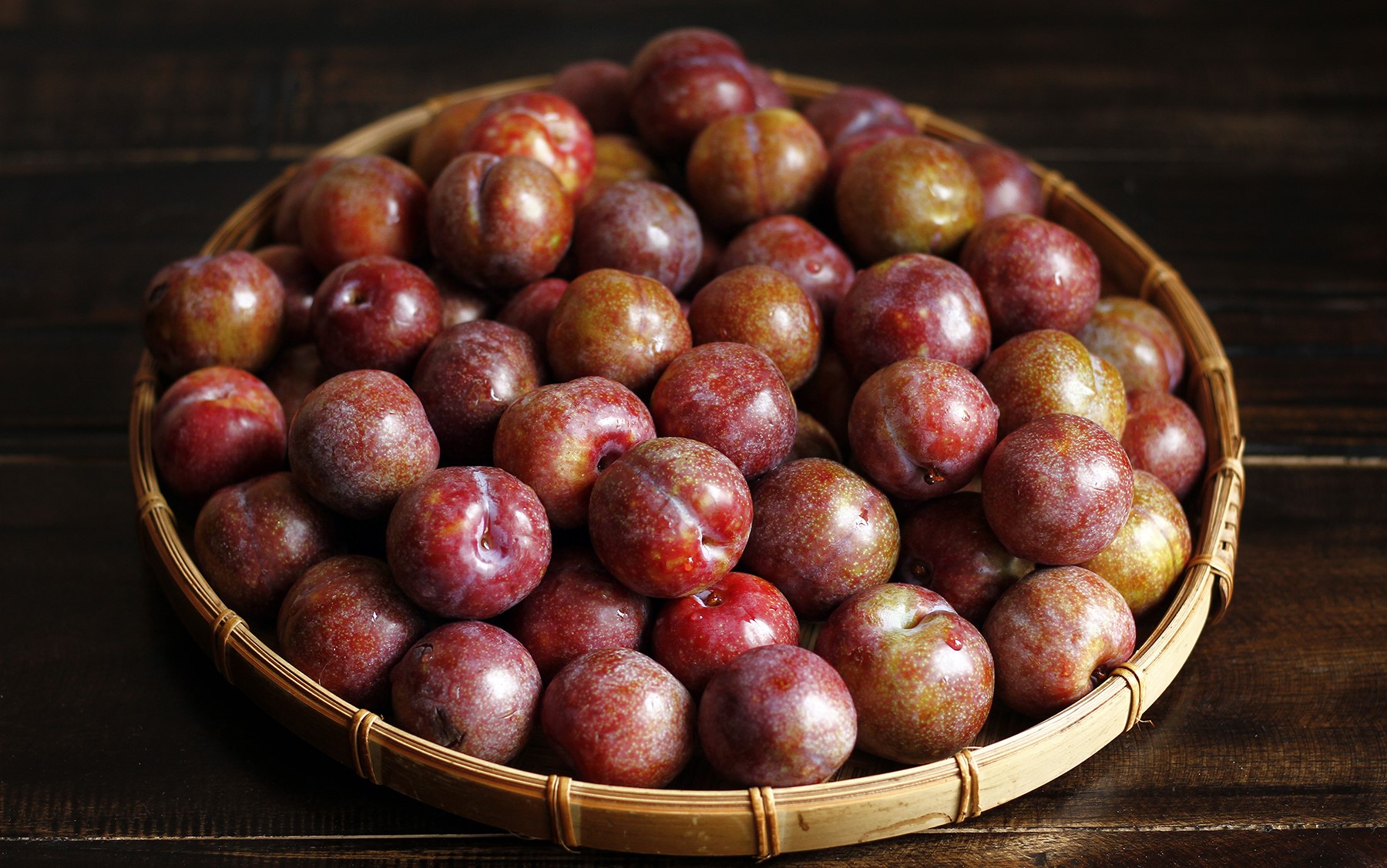 cách ăn mận không bị nổi mụn