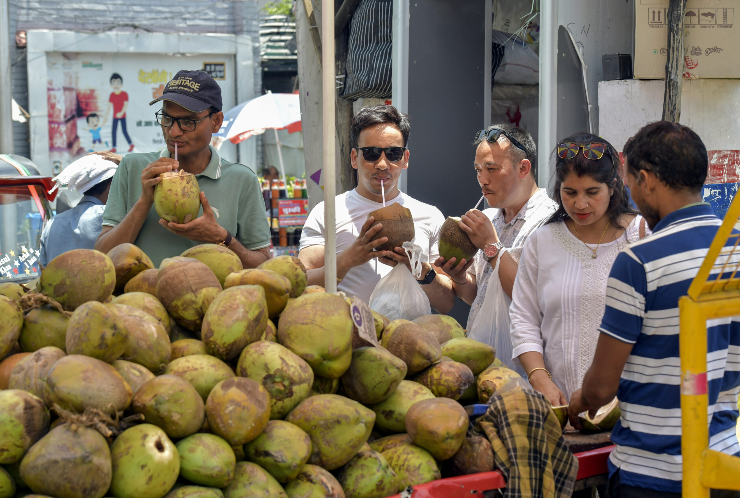 Uống nước dừa ban đêm có tốt không