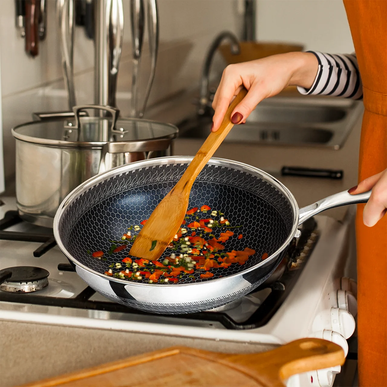 Chảo chống dính tổ ong có tốt không